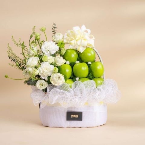  Giỏ Táo Xanh Và Hoa Sen Tone Trắng Thanh Lịch - GIAO NỘI THÀNH TPHCM 