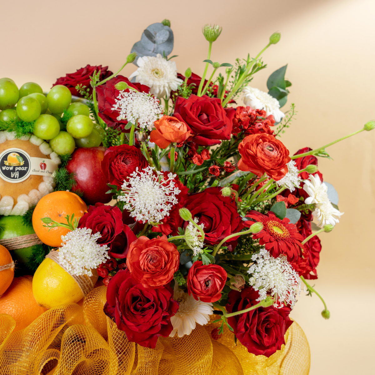  Giỏ Quà Trái Cây Hỗn Hợp Và Hoa Ecuador Đỏ Sang Trọng  - GIAO NỘI THÀNH TPHCM 