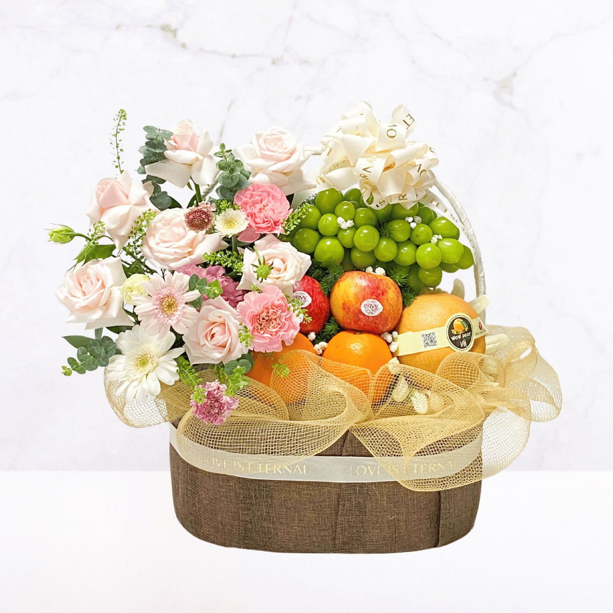  Giỏ Trái Cây Nhập Và Hoa Tươi Màu Nâu Tông Trắng Hồng 001 - GIAO NỘI THÀNH TPHCM 