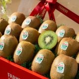  Hộp Quà Kiwi Xanh Tone Đỏ Tinh Tế - GIAO NỘI THÀNH TPHCM 