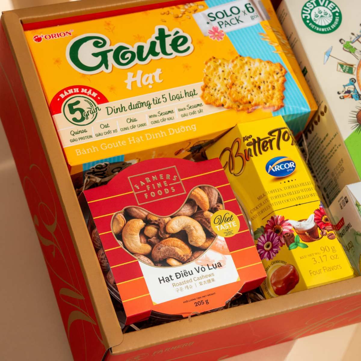  Hộp Quà Bánh Kẹo Và Hạt Tone Đỏ Cơ Bản - GIAO NỘI THÀNH HCM 