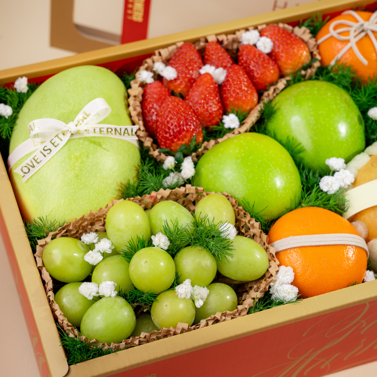  Hộp Quà Trái Cây Hỗn Hợp Tone Đỏ Hoạ Tiết Tiêu Chuẩn - GIAO NỘI THÀNH TPHCM 