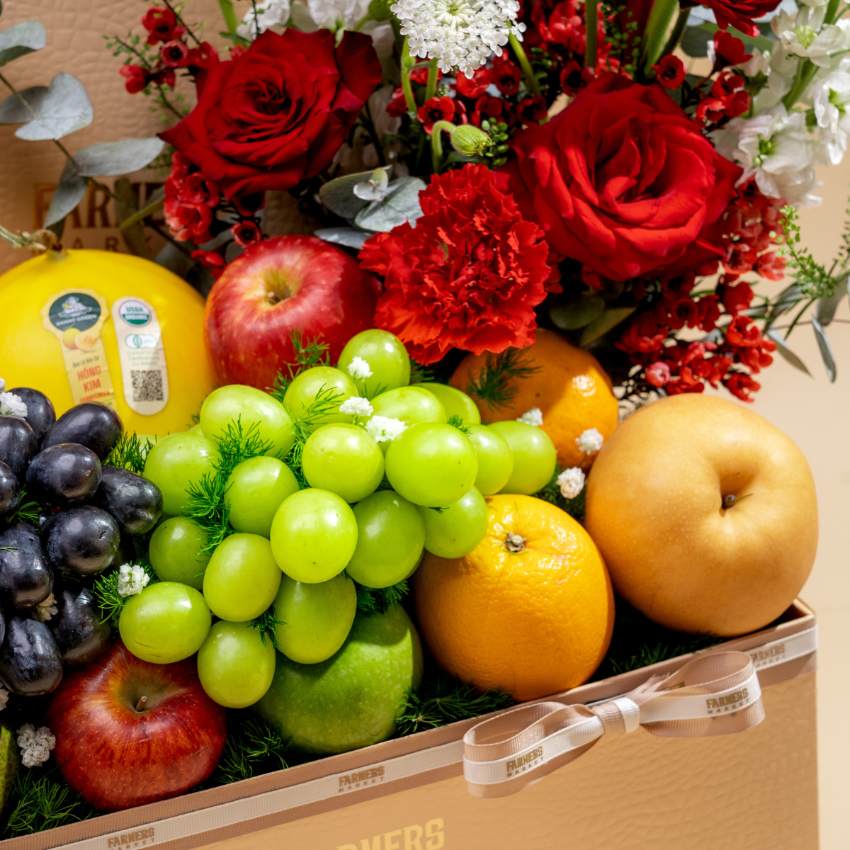  Hộp Quà Trái Cây Và Hoa Hồng Ecuador Đỏ Cao Cấp  - GIAO NỘI THÀNH TPHCM 