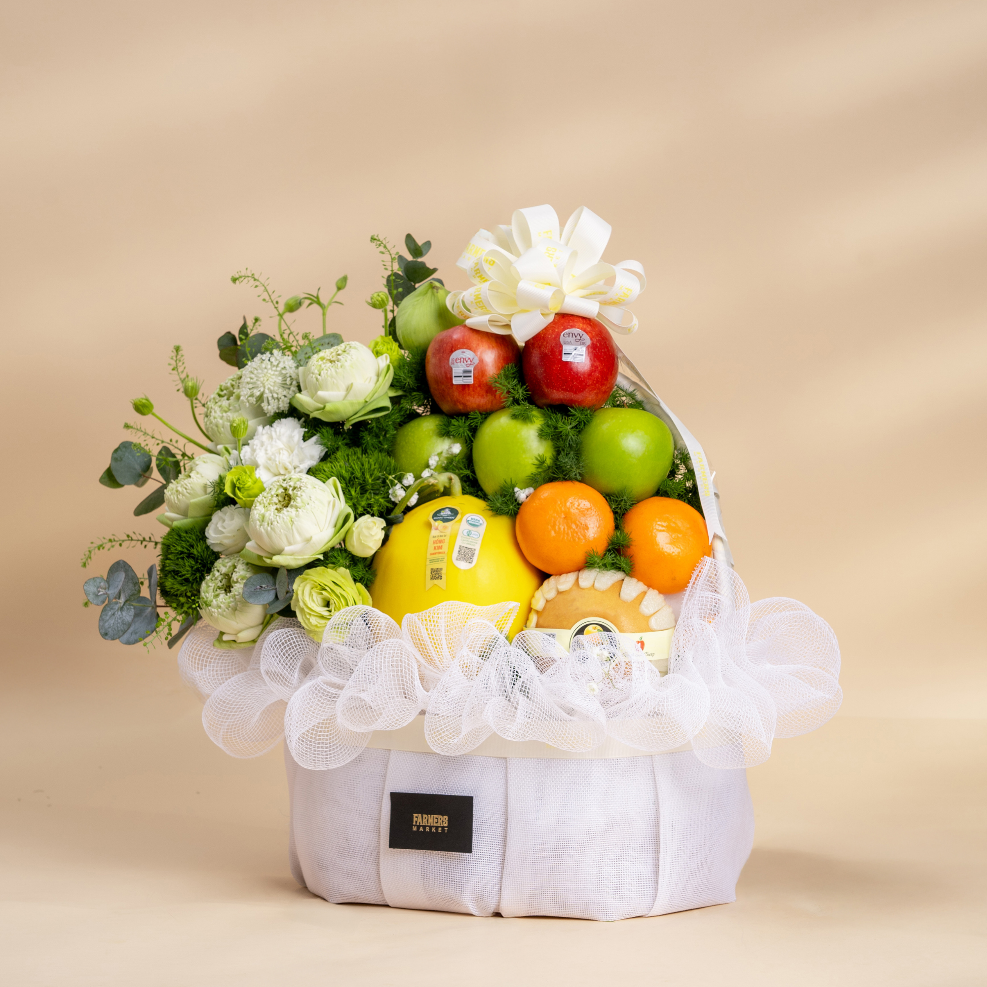  Giỏ Trái Cây Tươi Và Sen Trắng Thanh Lịch - GIAO NỘI THÀNH TPHCM 