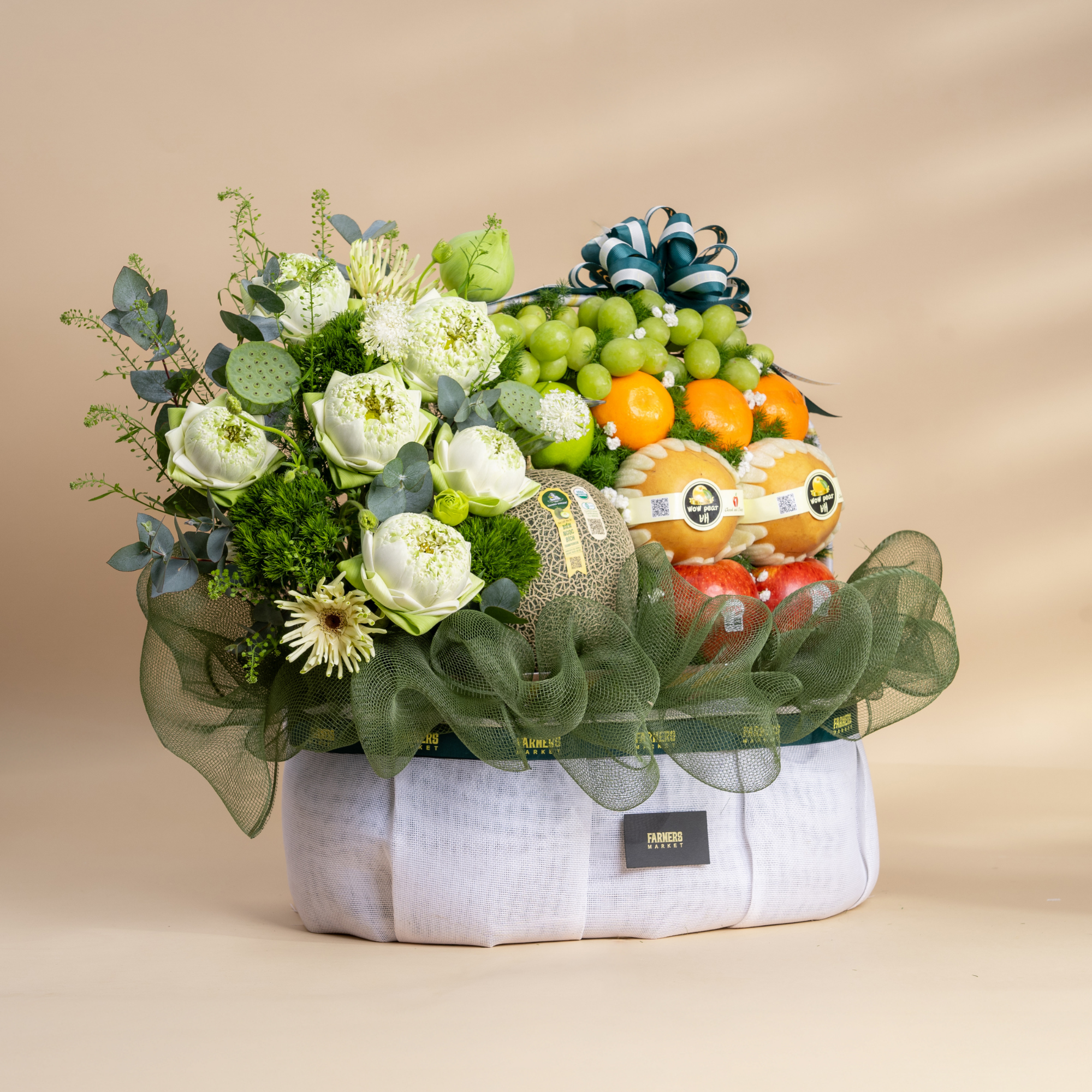  Giỏ Trái Cây Và Sen Trắng Sang Trọng - GIAO NỘI THÀNH TPHCM 