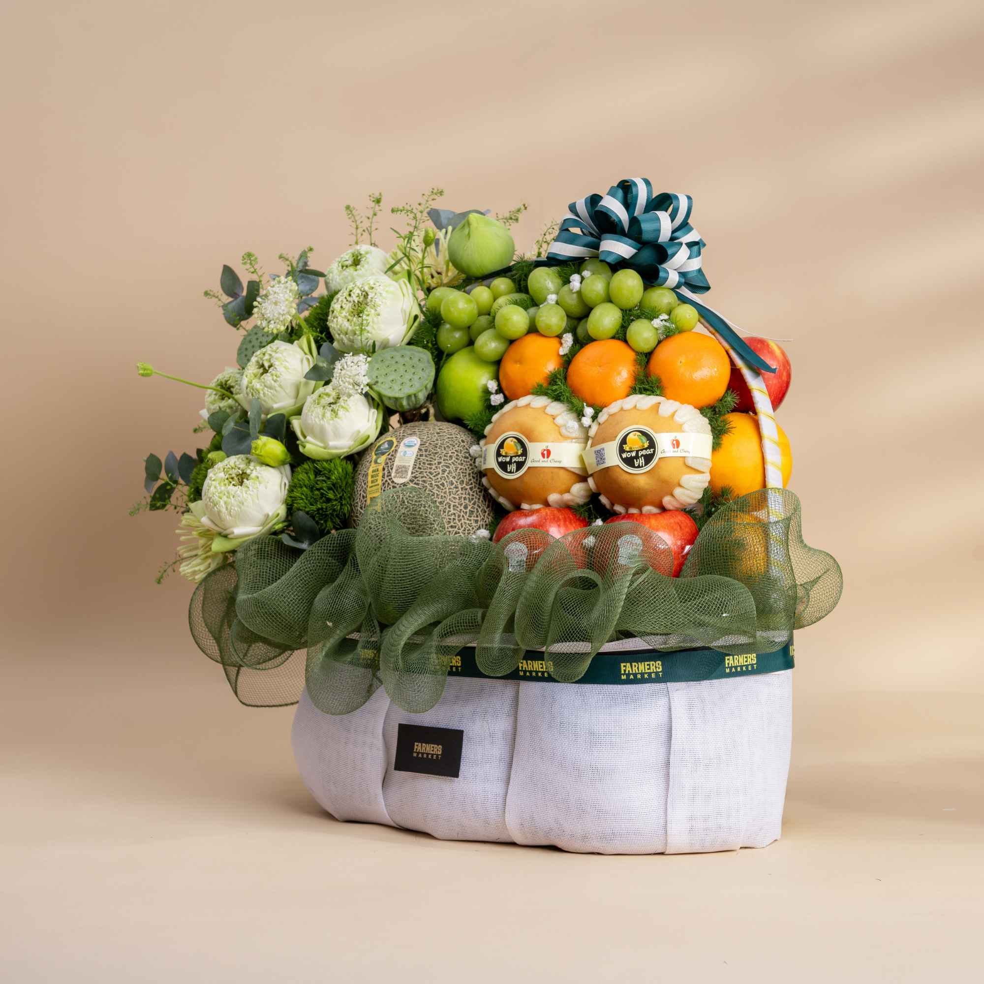  Giỏ Trái Cây Và Sen Trắng Sang Trọng - GIAO NỘI THÀNH TPHCM 