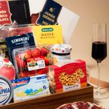  Wine & Gourmet Delights Hamper / Khay Gỗ Thịt Nguội Và Rượu Vang Đỏ Cao Cấp 