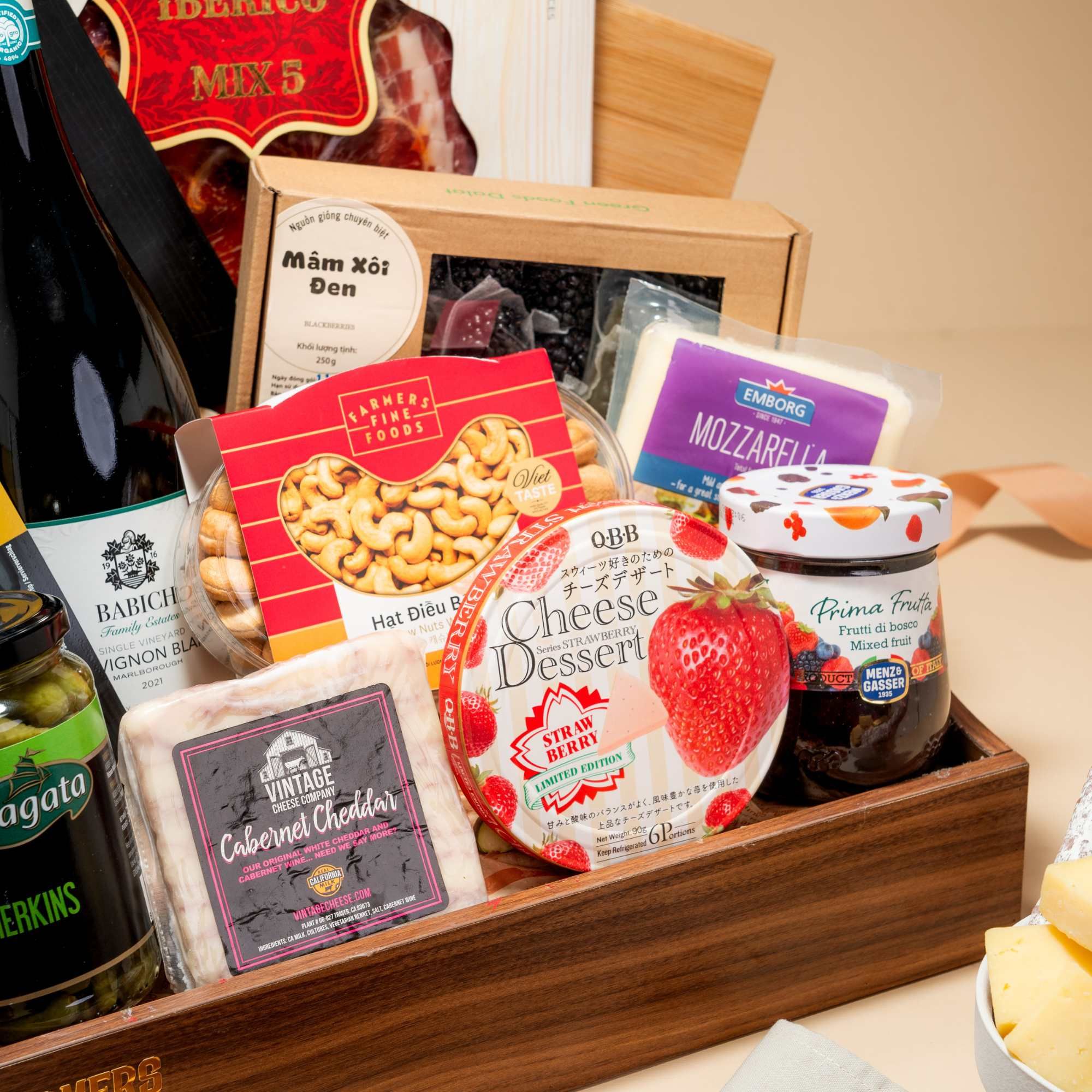  Wine Pair & Gourmet Snacks / Khay Thịt Nguội và Rượu Vang Cao Cấp 