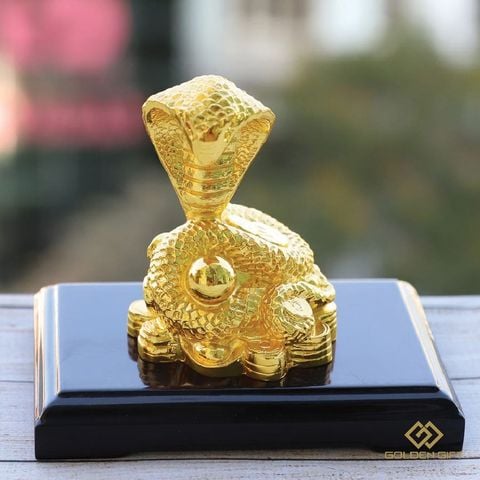 Tượng Rắn vàng phong thủy