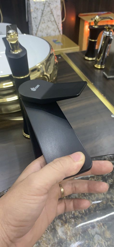 Vòi Rửa Mặt Đen Nano V003B LUX