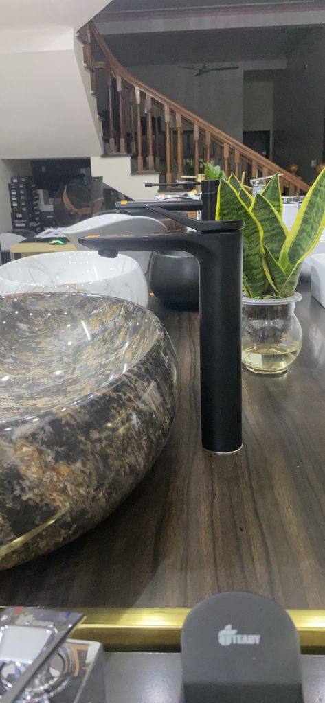 Vòi Rửa Mặt Đen Nano V003B LUX