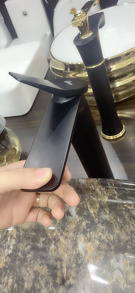 Vòi Rửa Mặt Đen Nano V003B LUX