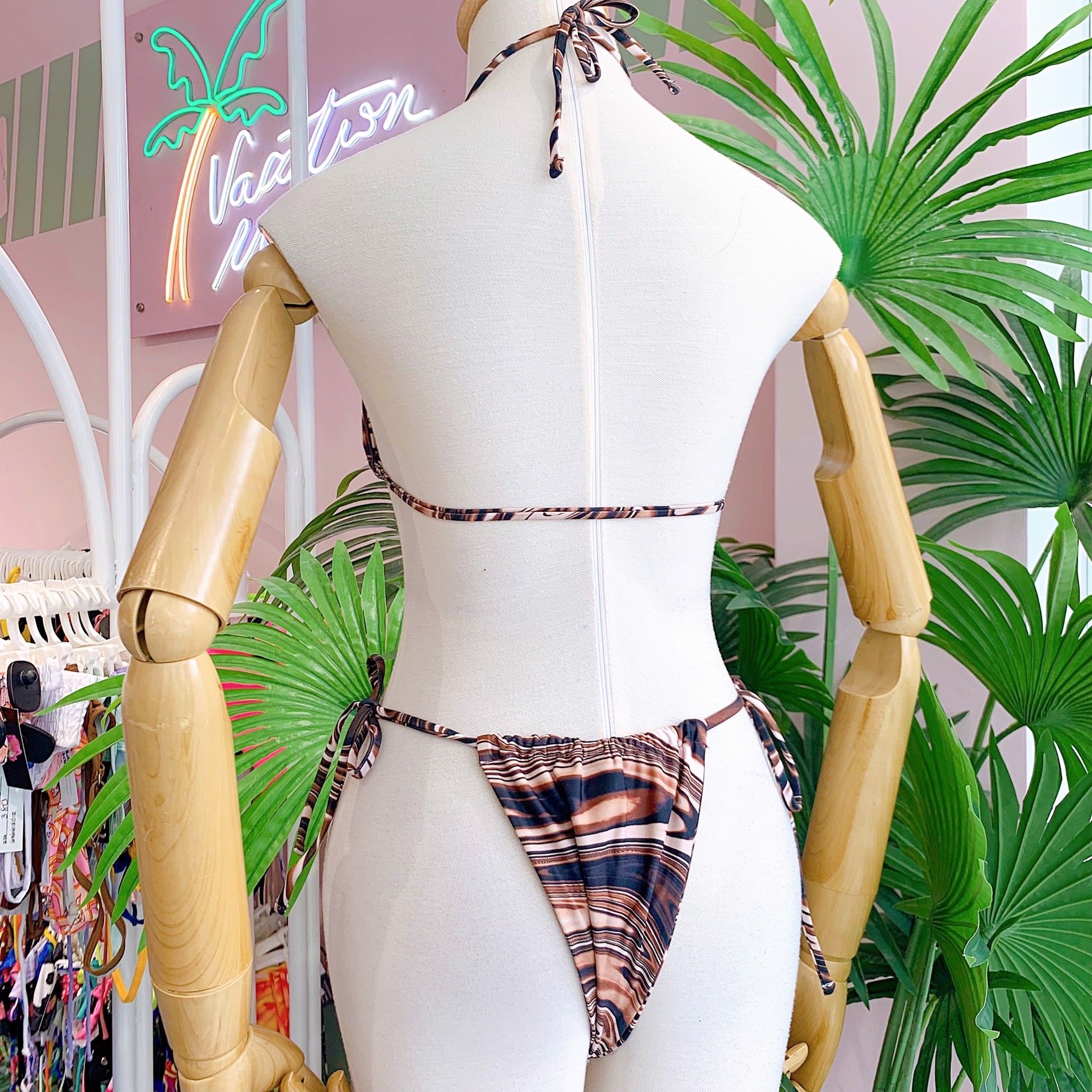  4BN159- set bikini loang kèm váy lưới 