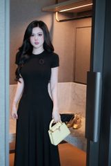 Đầm Thun Trơn Kèm Hoa