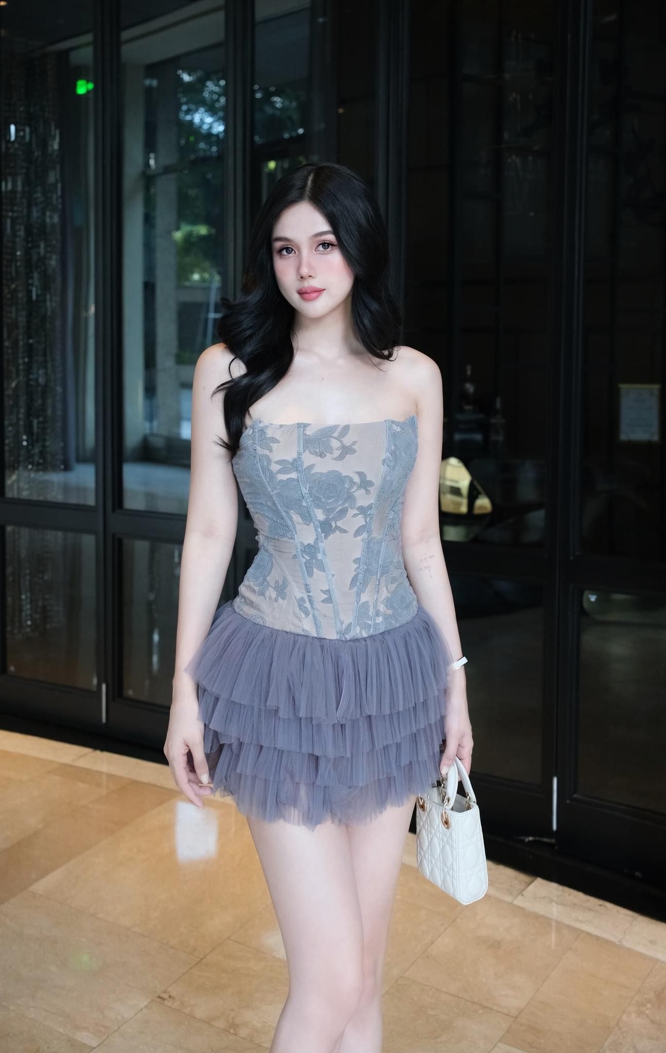 Đầm Cup Nền Hoa Lưới Tầng