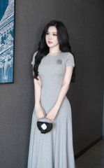 Đầm Thun Trơn Kèm Hoa