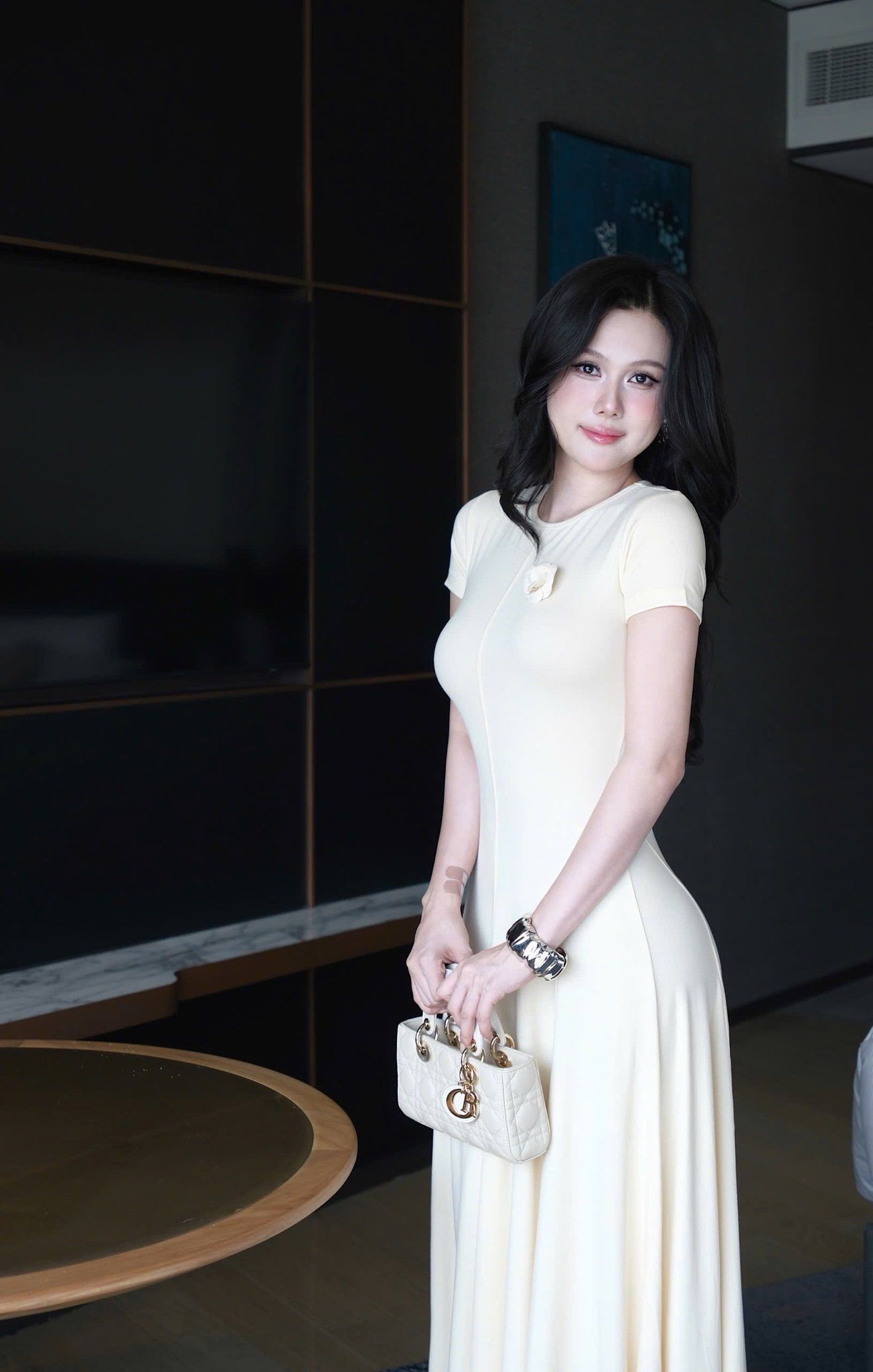 Đầm Thun Trơn Kèm Hoa