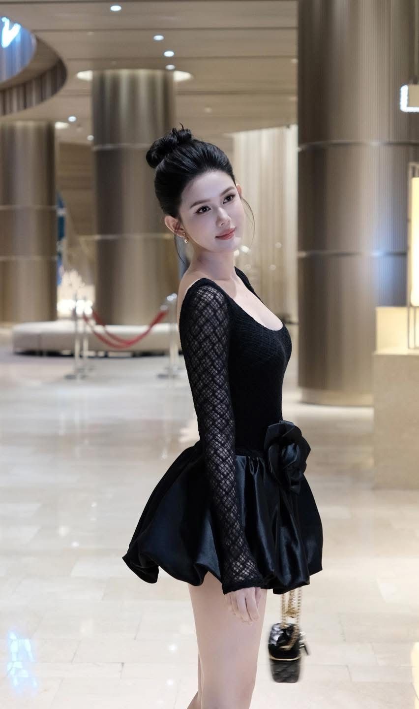 Đầm Ren Cổ U Đính Bông