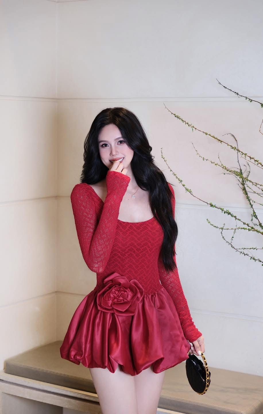 Đầm Ren Cổ U Đính Bông