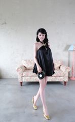 Đầm Lụa Tầng Khoét Kèm Bướm