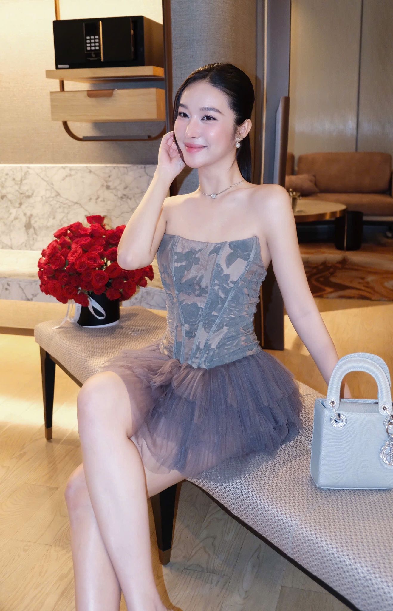 Đầm Cup Nền Hoa Lưới Tầng