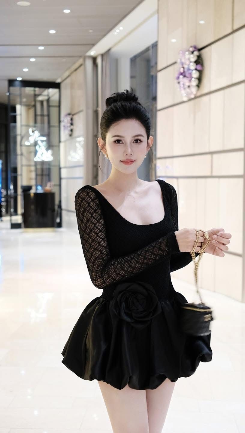 Đầm Ren Cổ U Đính Bông