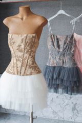 Đầm Cup Nền Hoa Lưới Tầng