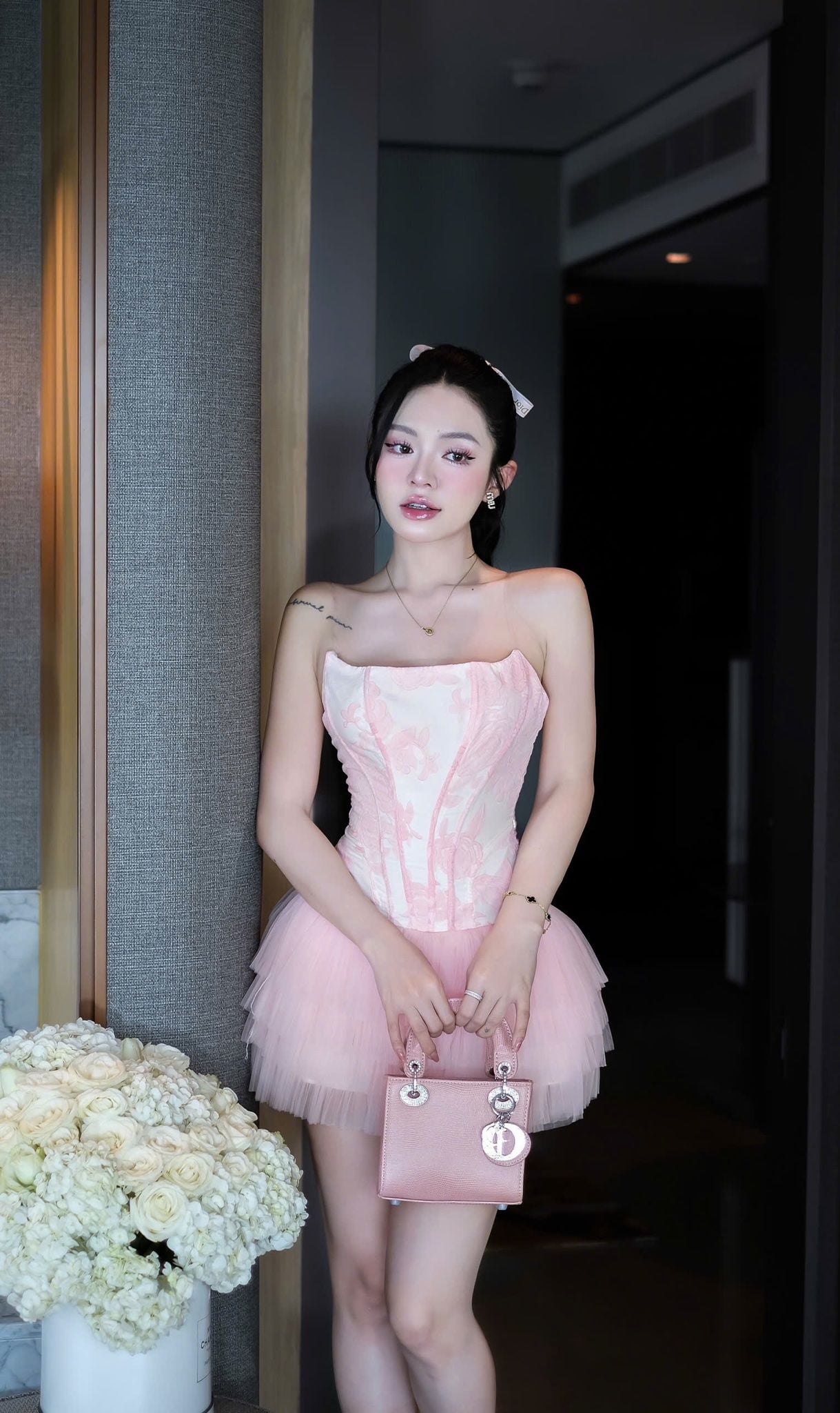 Đầm Cup Nền Hoa Lưới Tầng