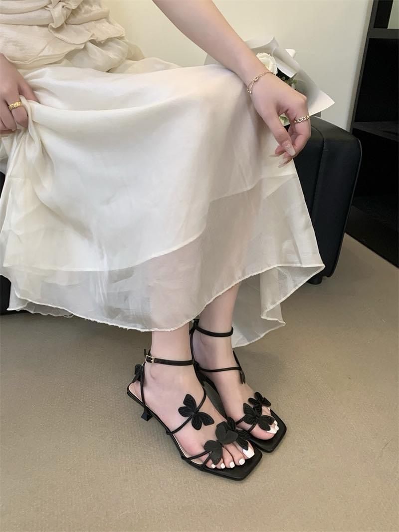 Guốc Dây Đính Bướm