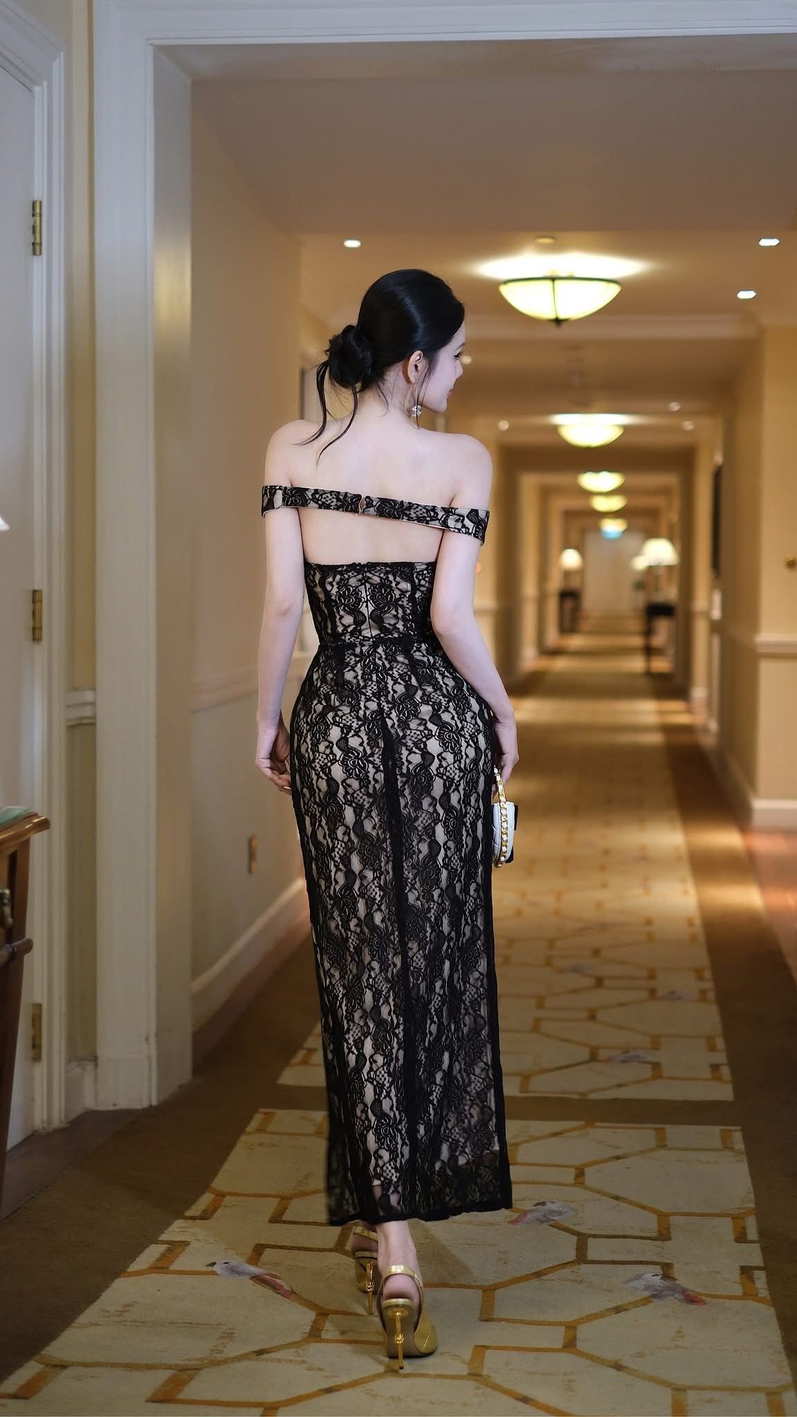 Đầm Ren Bẹt Vai kèm Charm