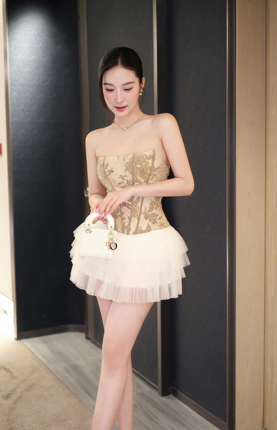 Đầm Cup Nền Hoa Lưới Tầng