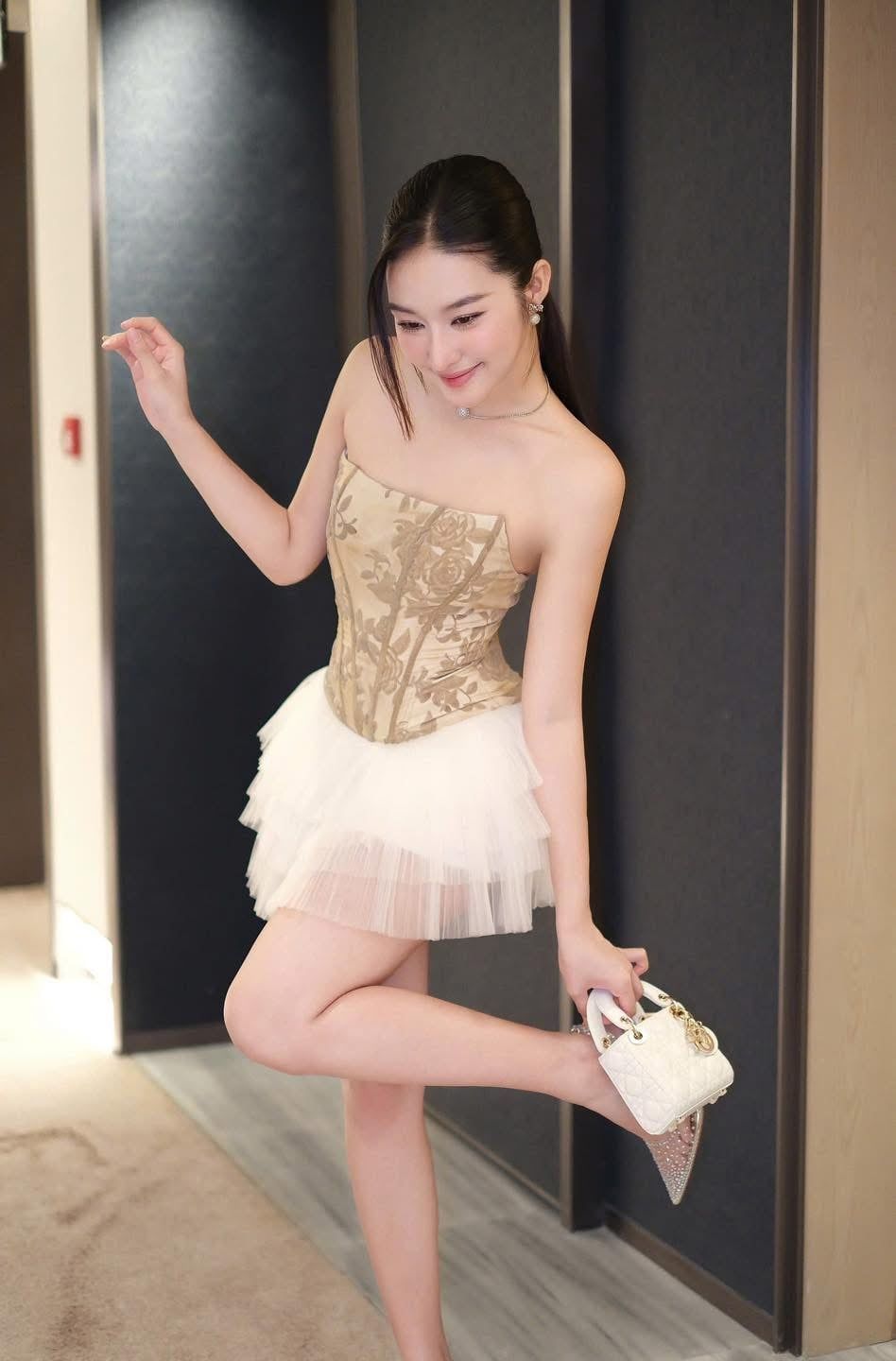 Đầm Cup Nền Hoa Lưới Tầng