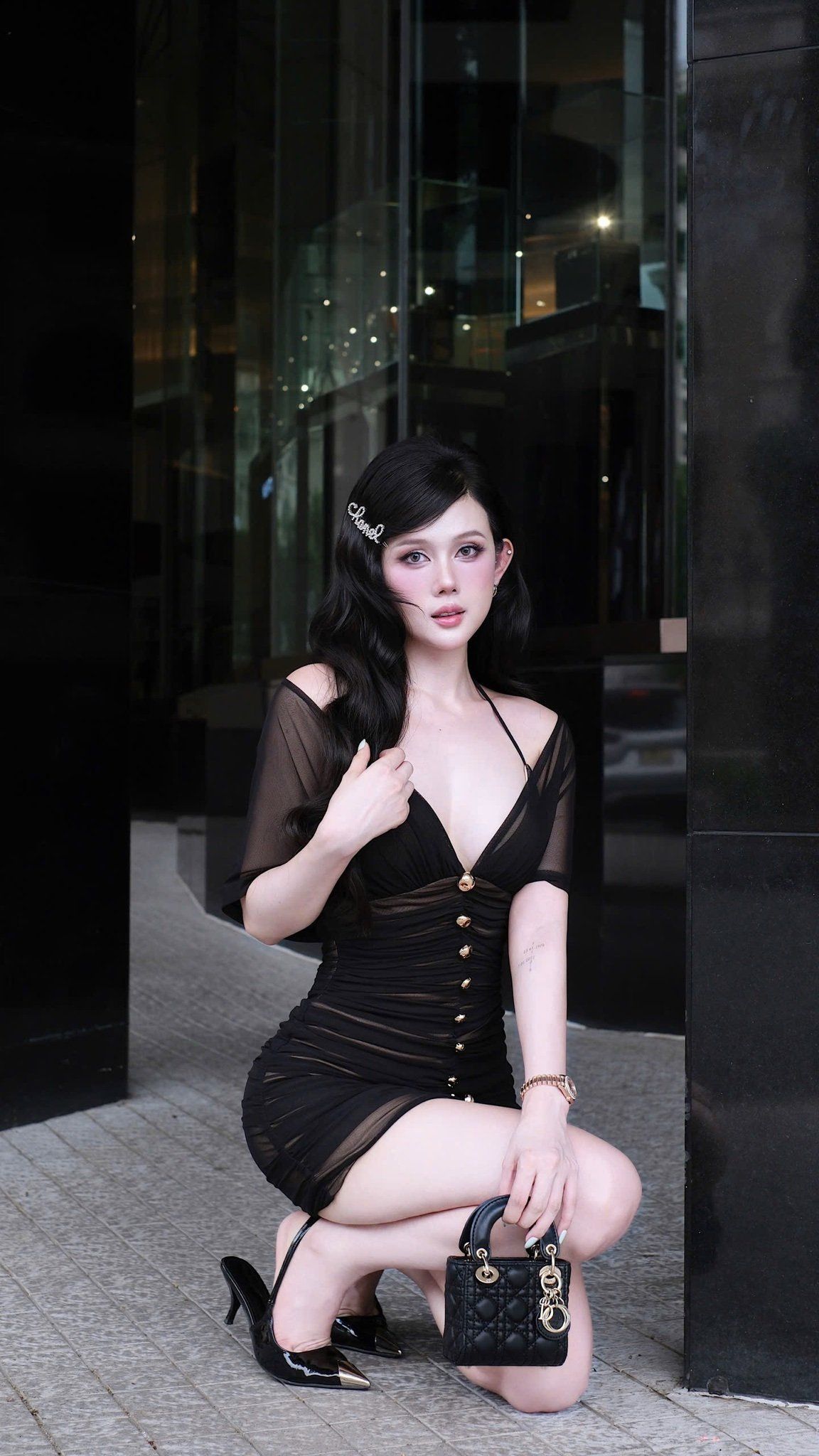 Đầm Thun Lưới Yếm Nút Vàng
