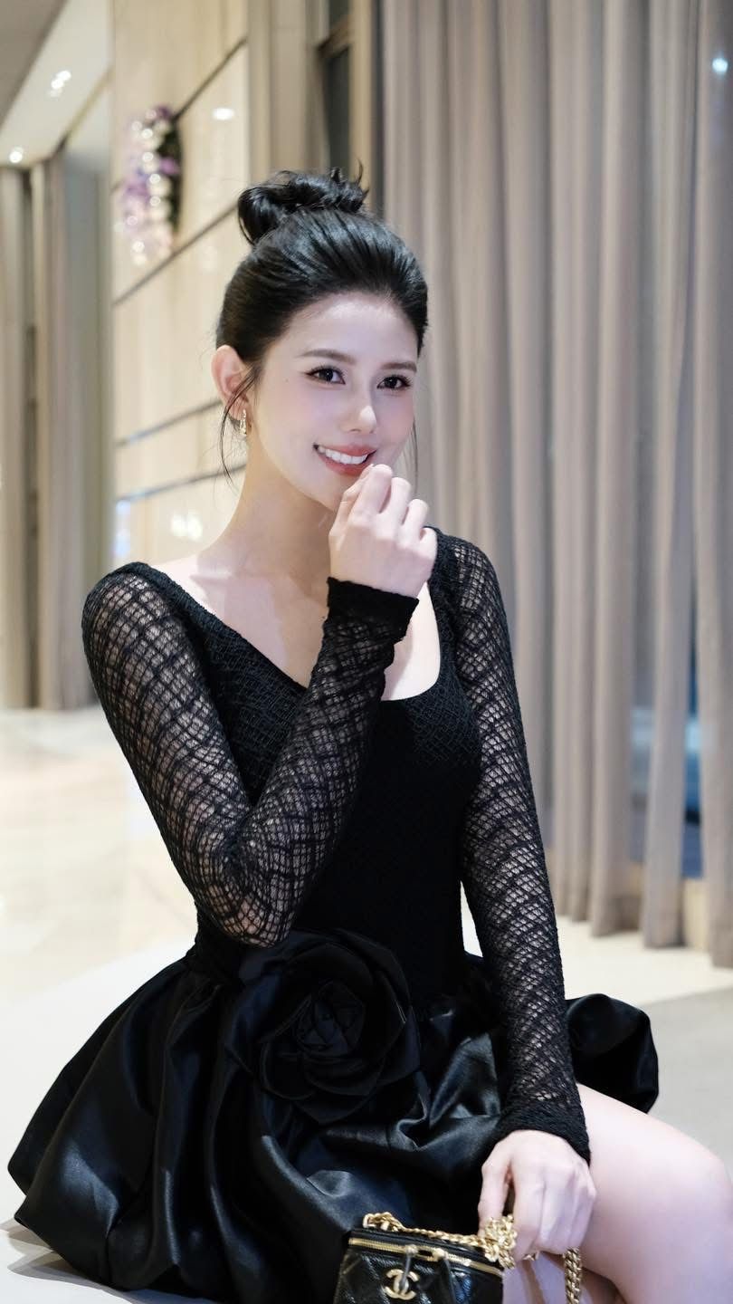 Đầm Ren Cổ U Đính Bông