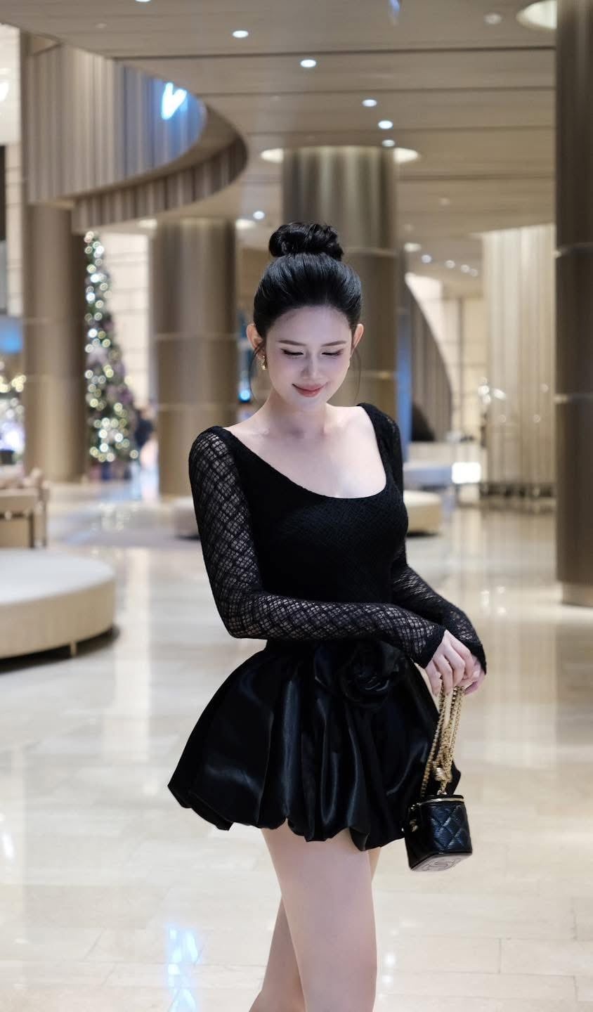 Đầm Ren Cổ U Đính Bông