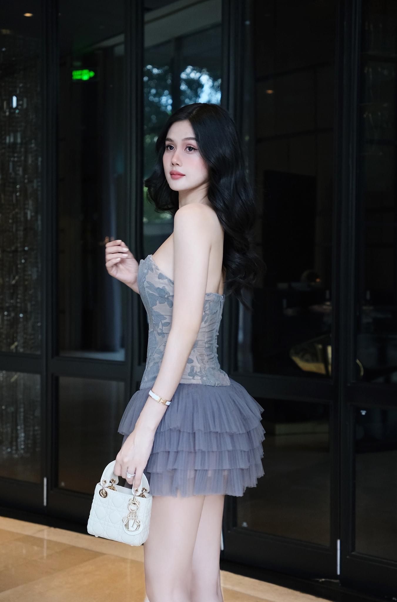 Đầm Cup Nền Hoa Lưới Tầng