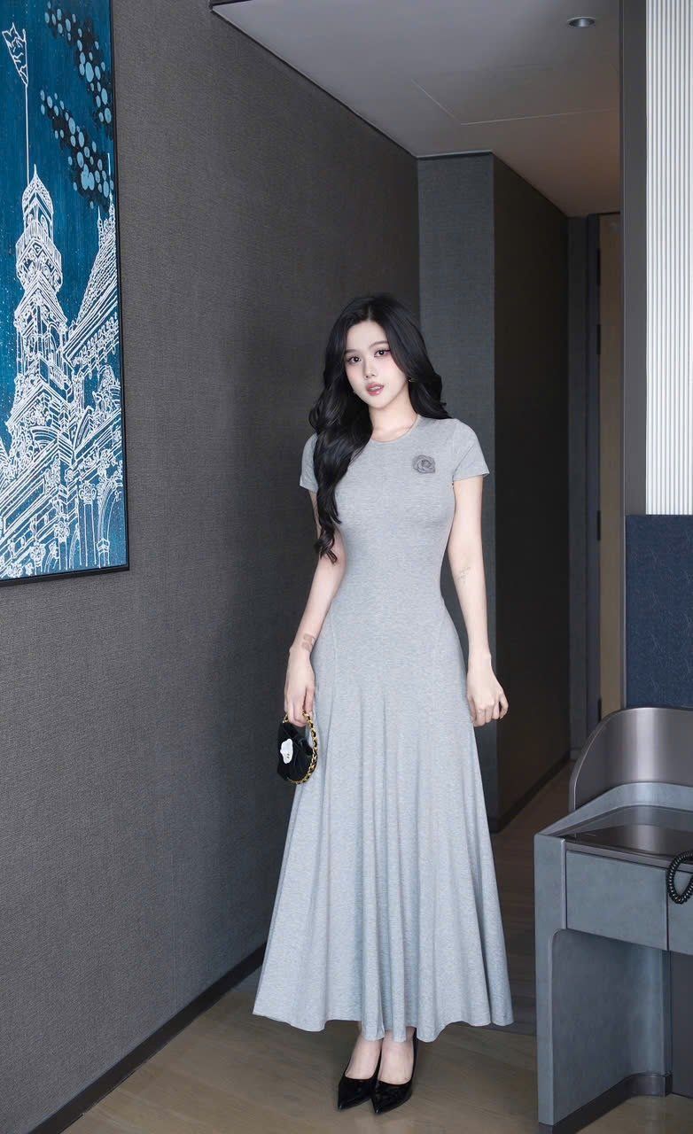 Đầm Thun Trơn Kèm Hoa
