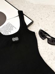 Áo Thun Cổ U Thêu Chữ