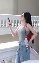 Áo Thun Cổ U Thêu Chữ