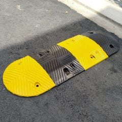 Gờ Giảm Tốc Cao Su Màu Đen Vàng Có Phản Quang Lắp Tại Các Khu Dân Cư, Trường Học, Bệnh Viện