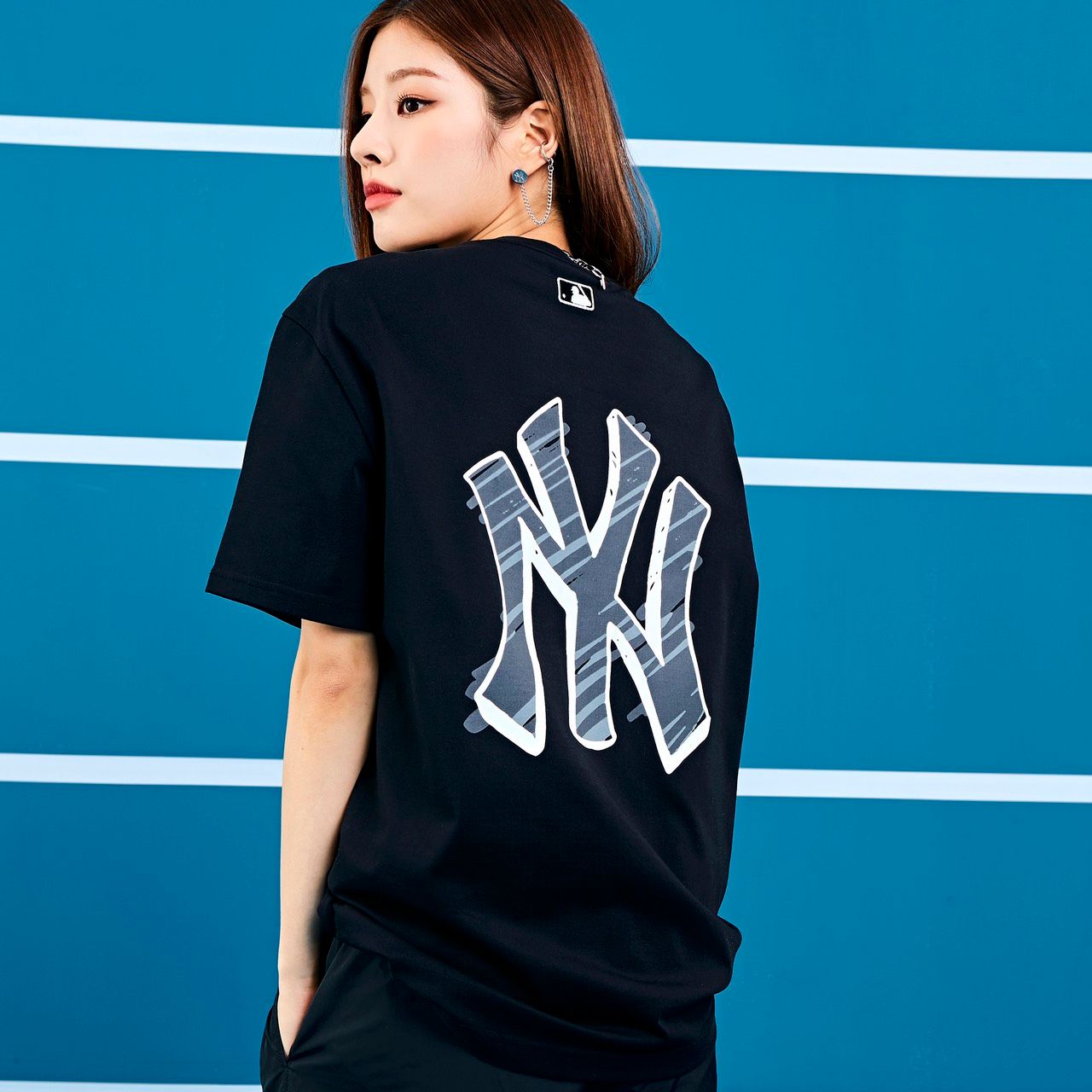 MLB Heart Small Logo Comfortable Fit Short Sleeve Tshirt New York Yan   ANORAVN