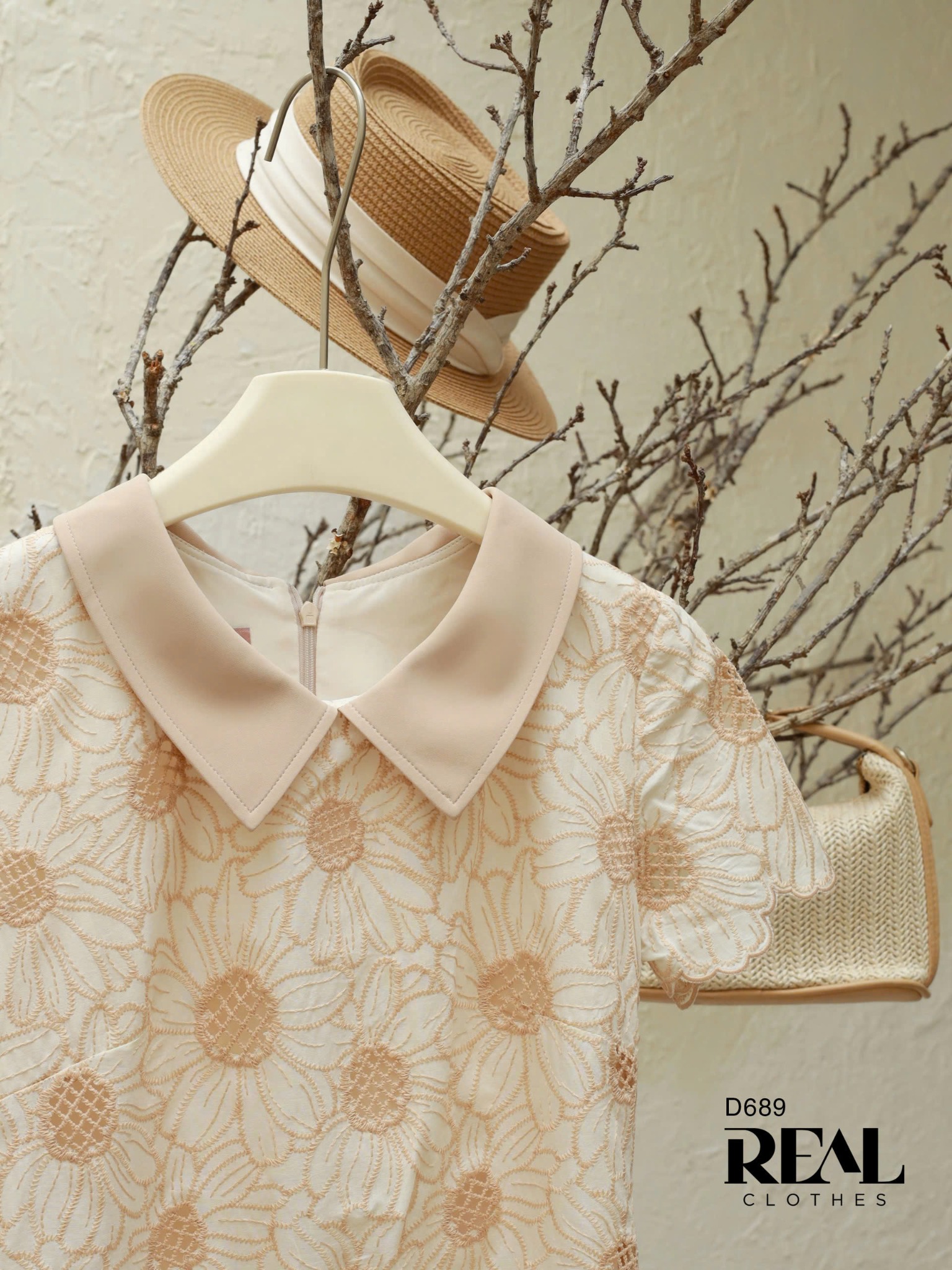 Đầm suông ren tay đủ cổ lá sen hoa kem