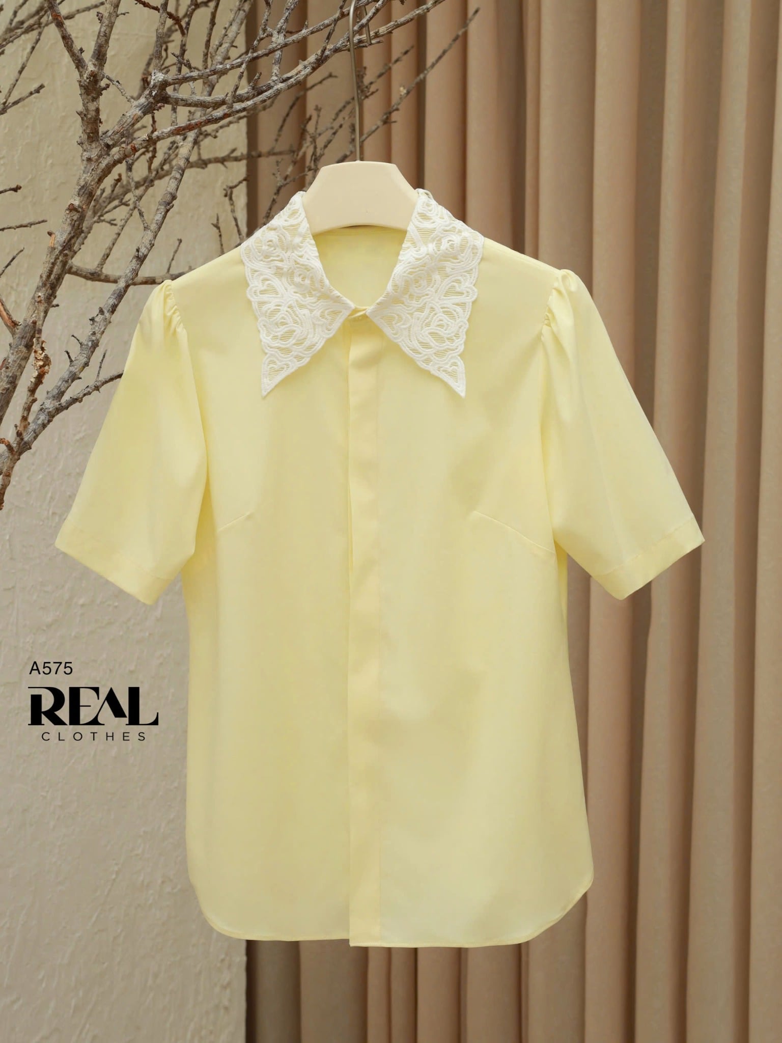 Sơ mi bamboo cổ ren vàng