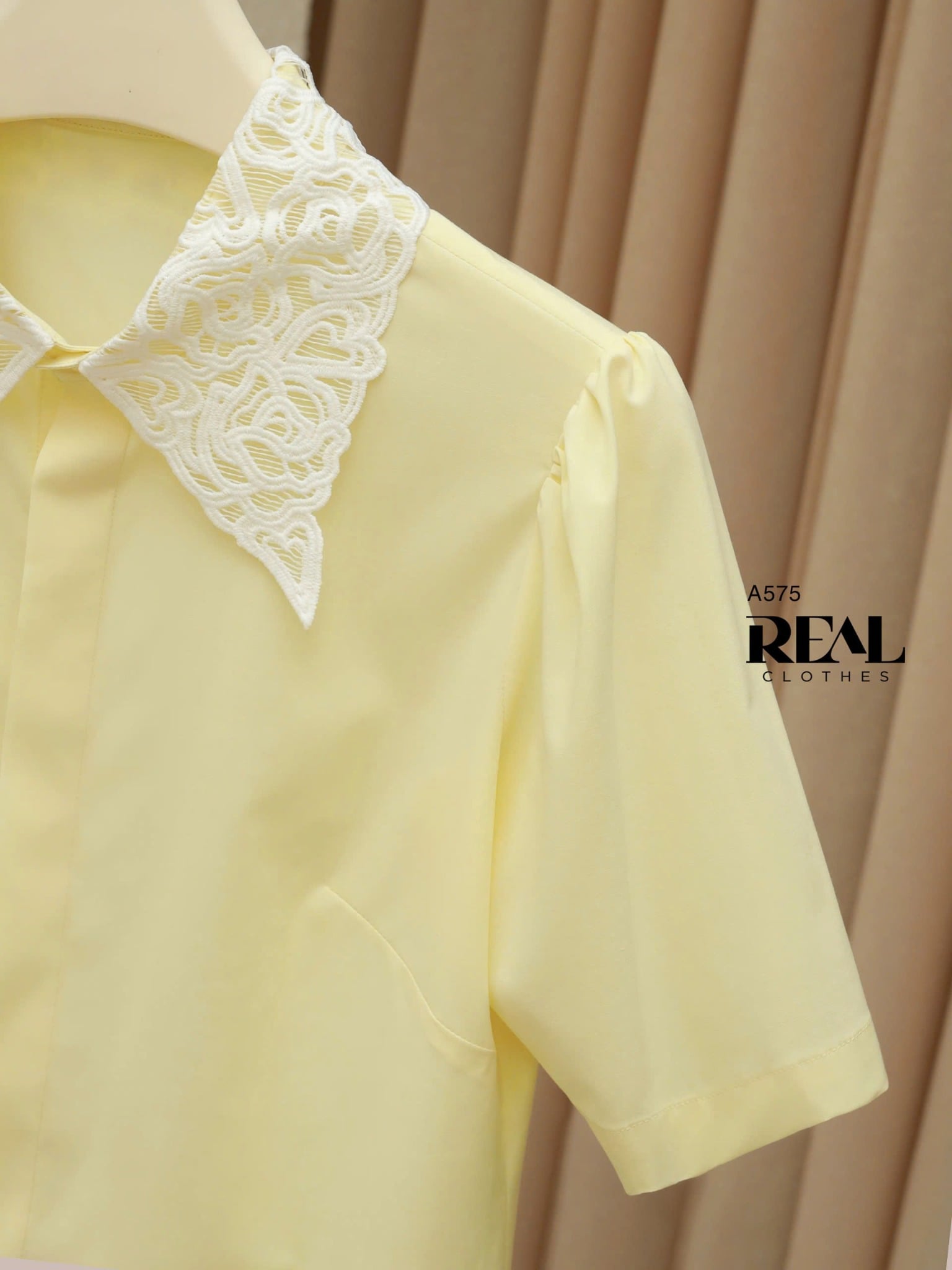 Sơ mi bamboo cổ ren vàng