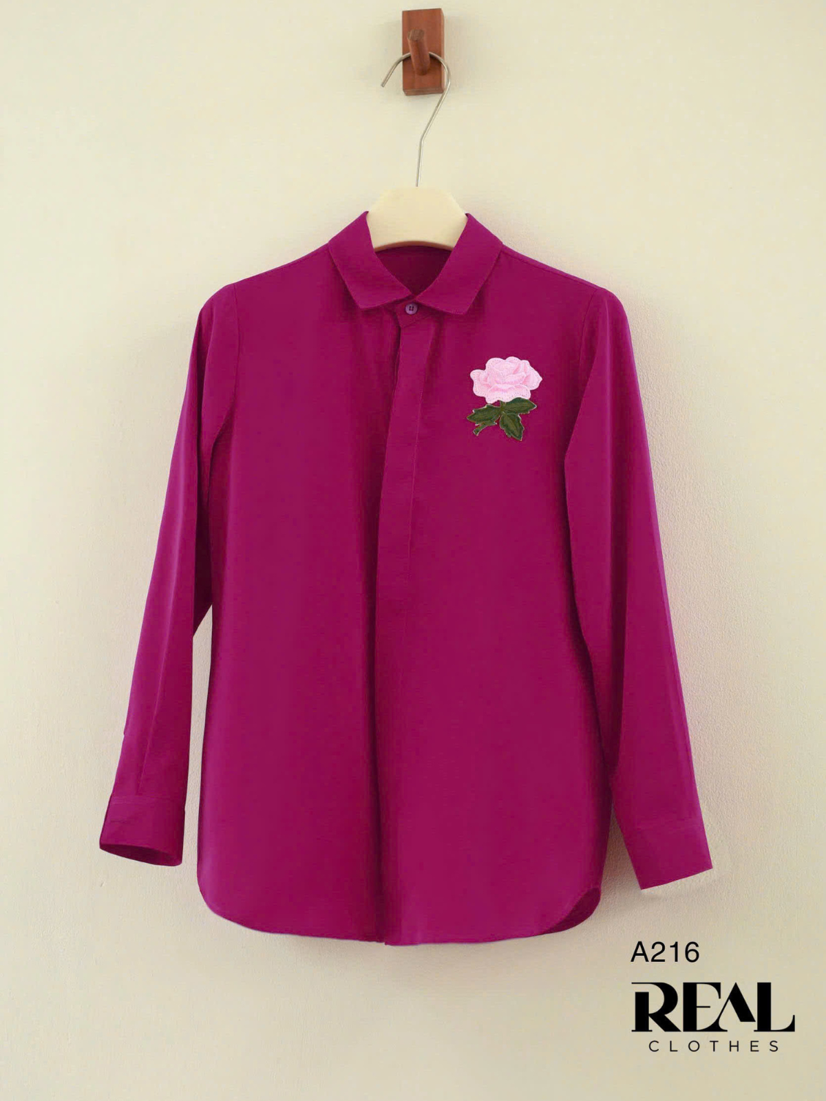 Sơ mi cổ mềm hồng cẩm đính hoa