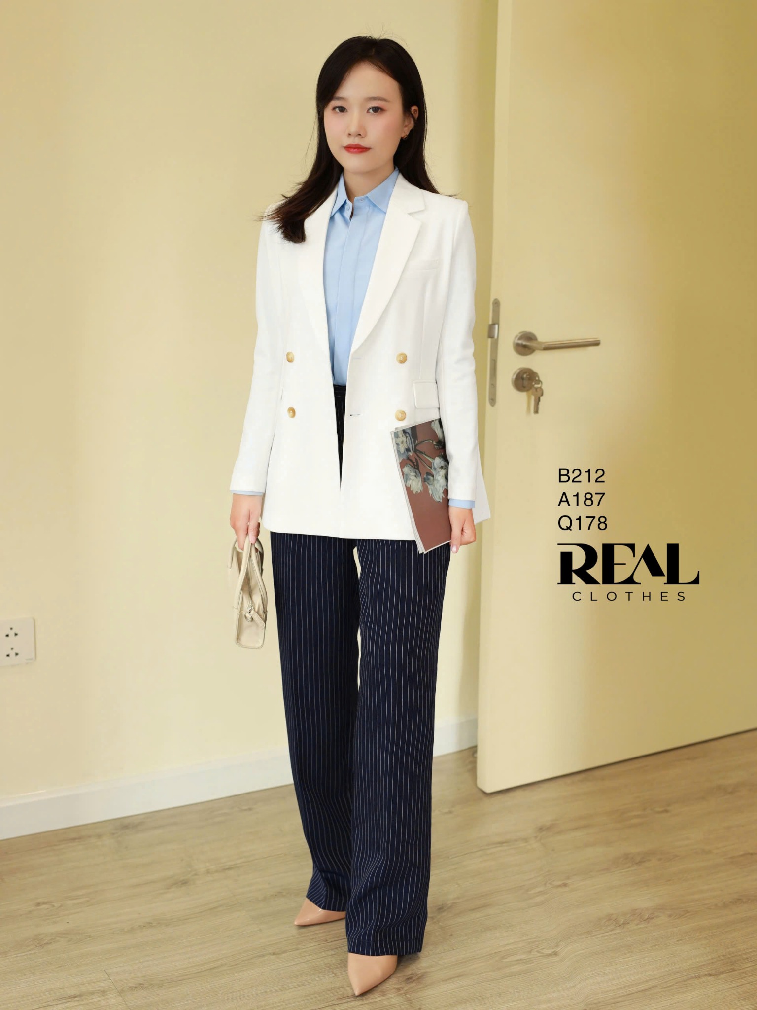 Blazer Paris trắng SALE