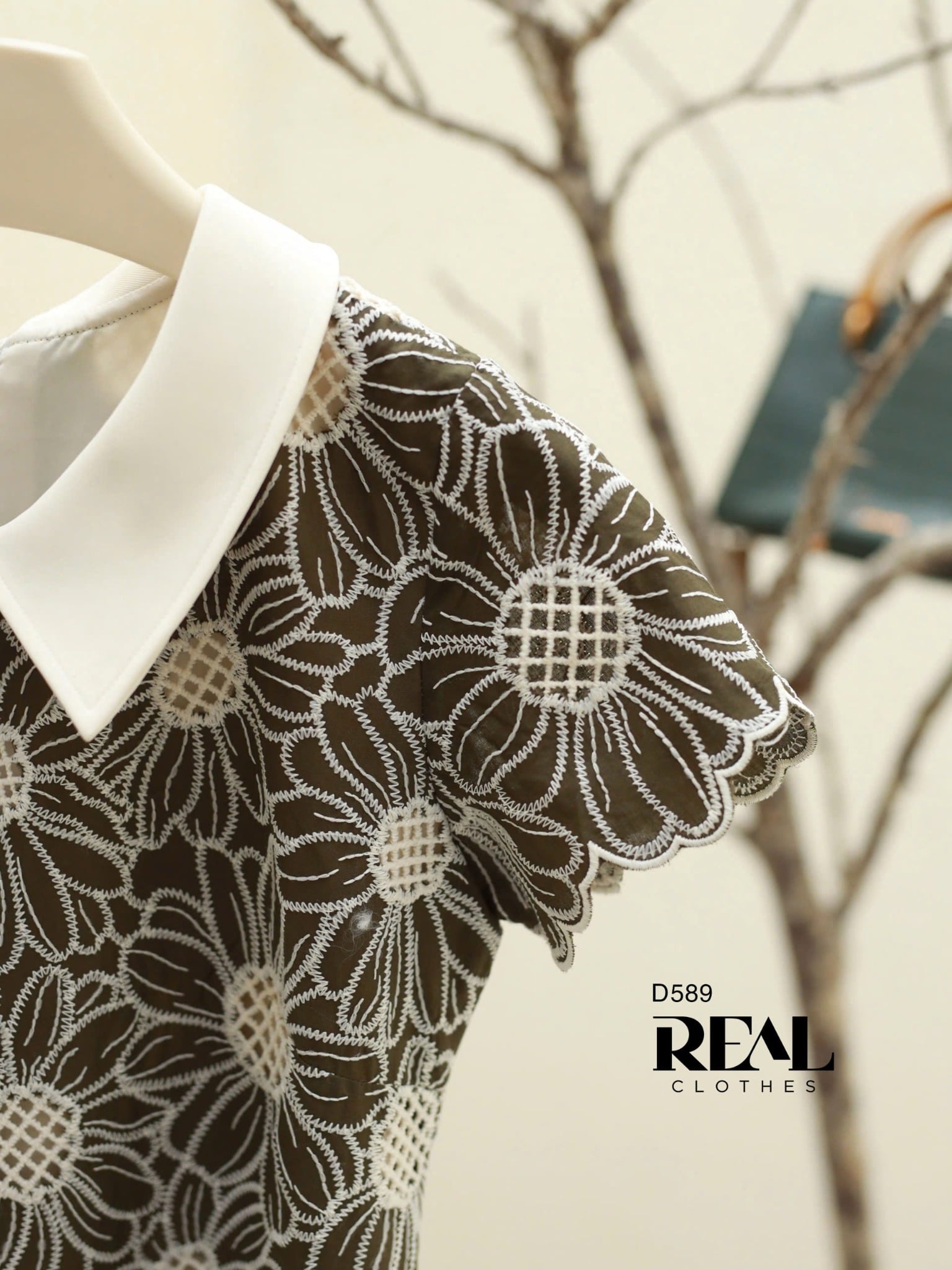 Đầm suông ren tay đủ cổ lá sen hoa rêu