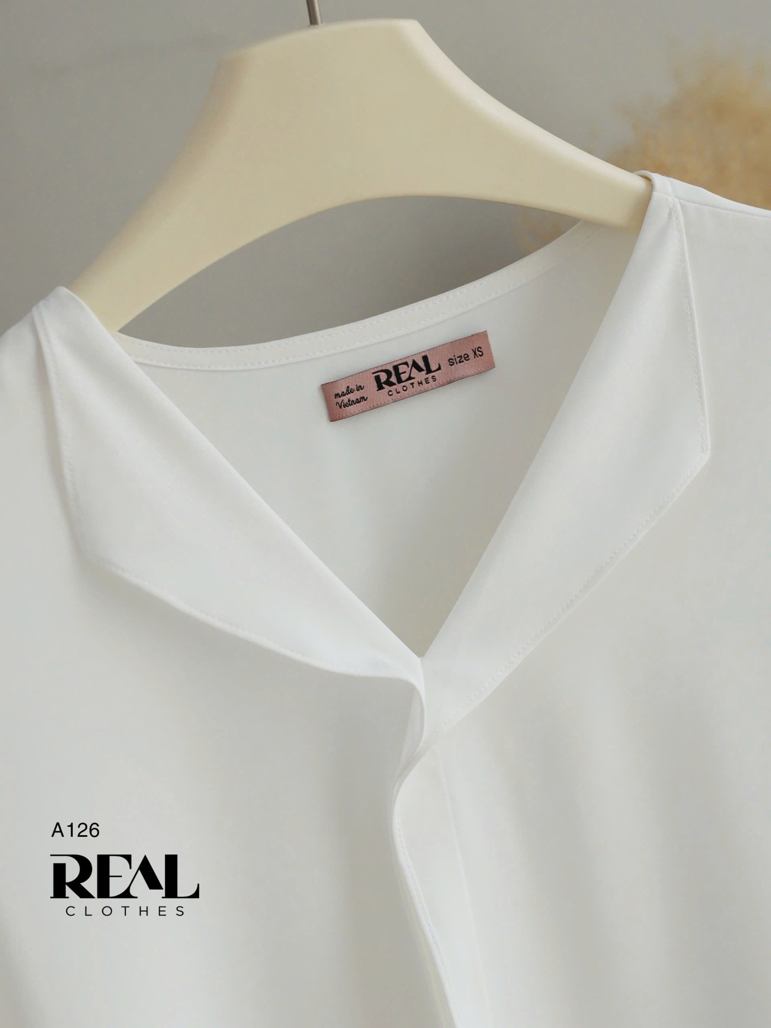 Áo cổ lật trắng