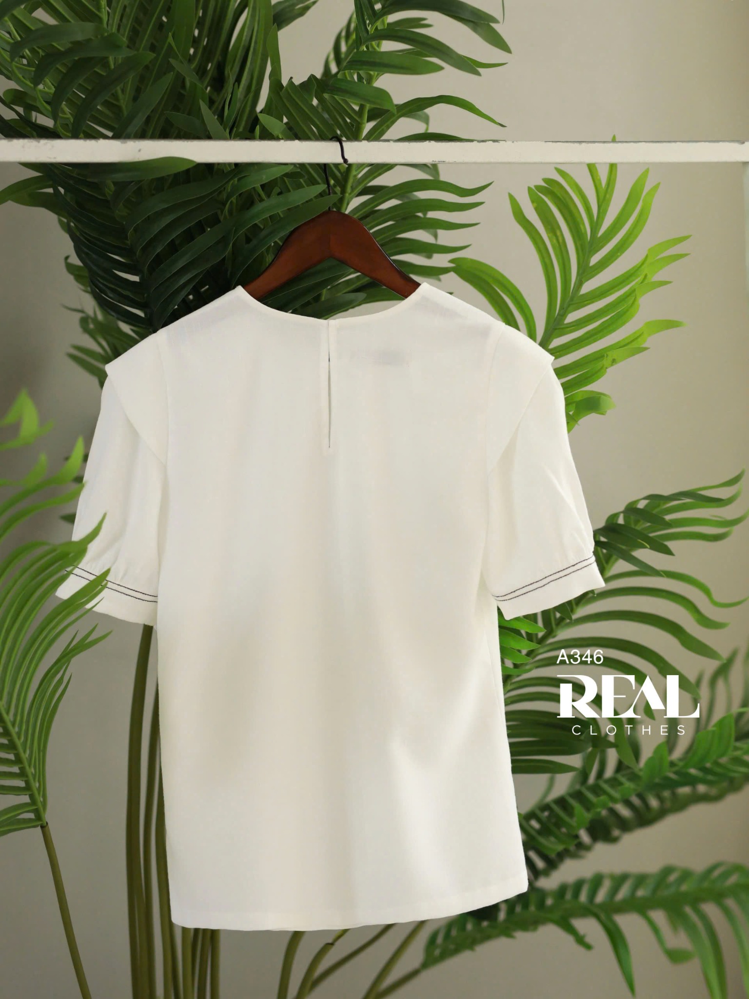 Áo cổ vuông trắng