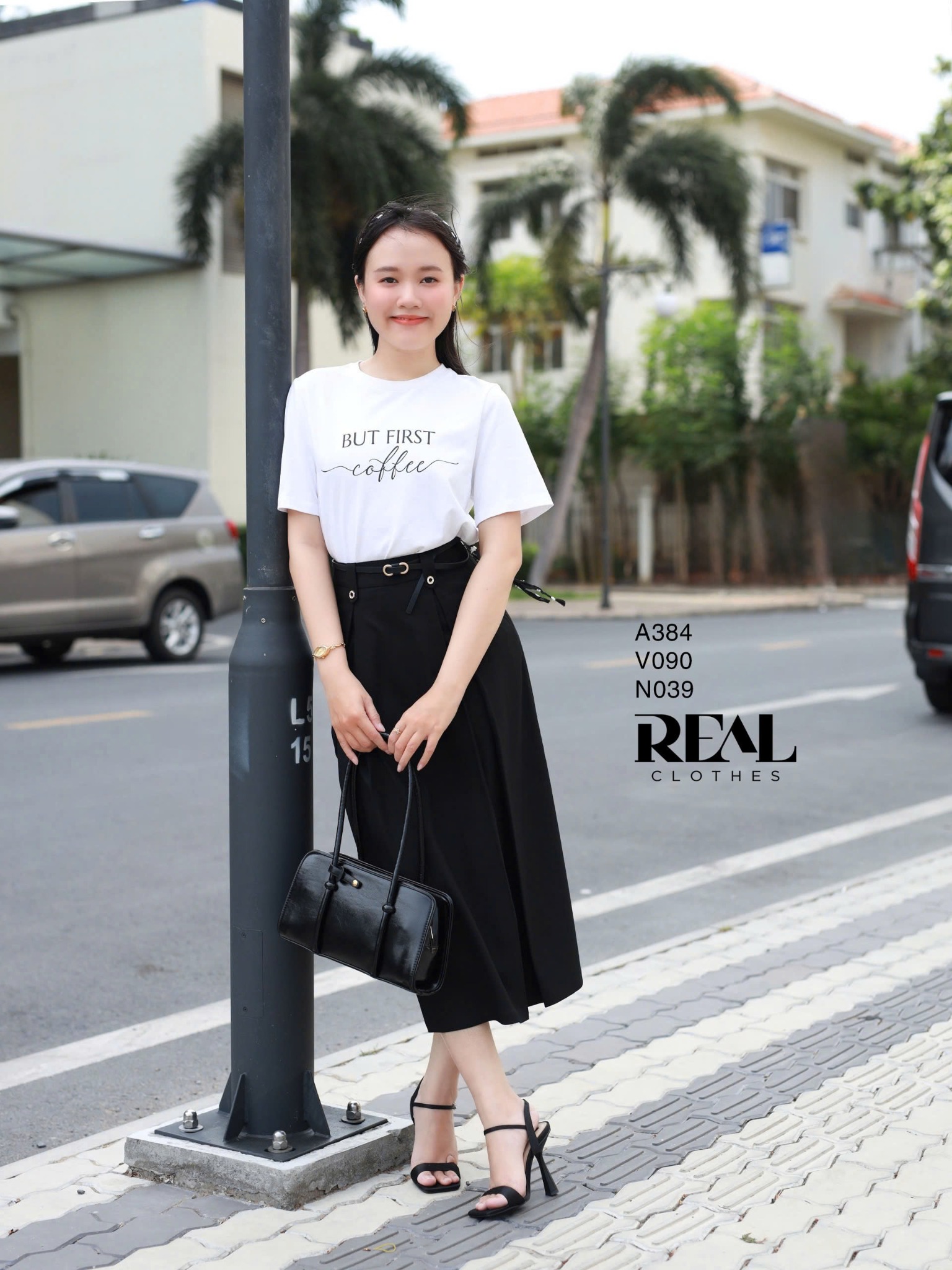 Váy 2 xếp nút đen SALE